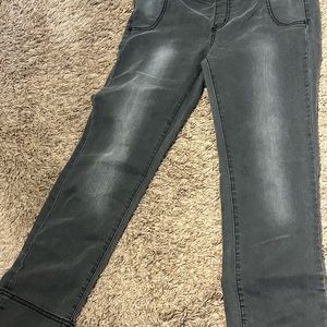 Free people pull on jeans size 28 I am 5,2 and these are longer capri style